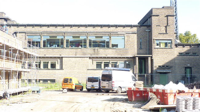 Achterzijde van het gebouw.
              <br/>
              Rieks Witte, augustus 2014